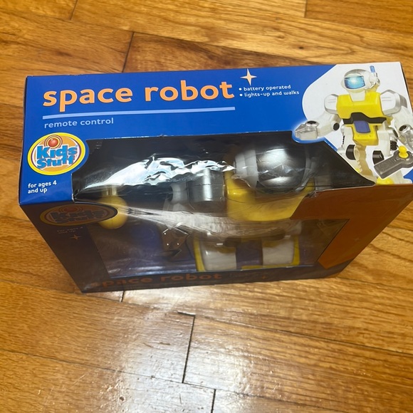 Kids Stuff - Space Robot with Light & Walks - Picture 9 of 9